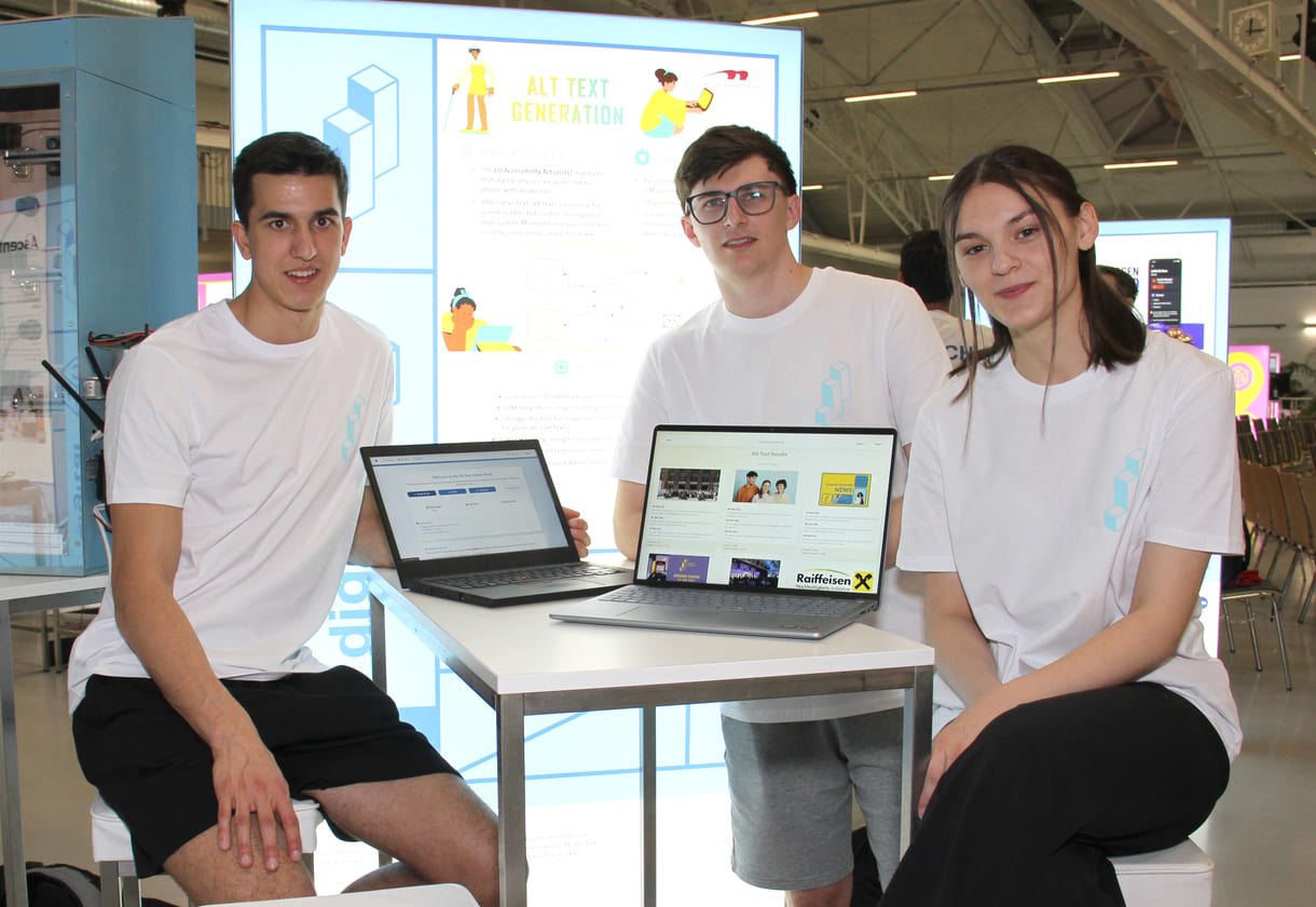 Leopold Klocker, Stefan Ebner und Ana-Maria Frank programmierten den Alt Text Generator, der Bildtexte überprüft, ob sie aussagekräftig sind und damit auch blinden Menschen etwas über das jeweilige Bild vorlesen - und zeigen das auf Bildschirmen her