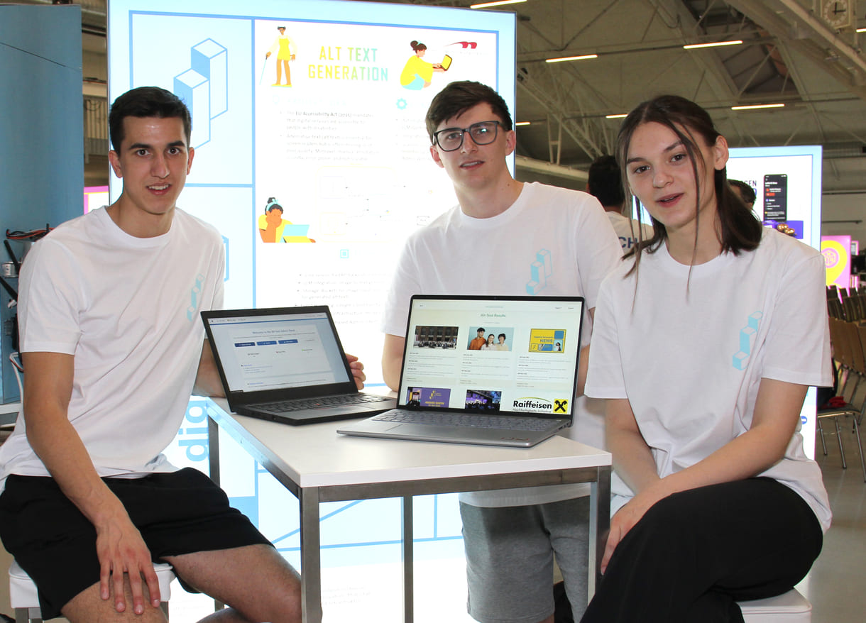 Leopold Klocker, Stefan Ebner und Ana-Maria Frank programmierten den Alt Text Generator, der Bildtexte überprüft, ob sie aussagekräftig sind und damit auch blinden Menschen etwas über das jeweilige Bild vorlesen - und zeigen das auf Bildschirmen her