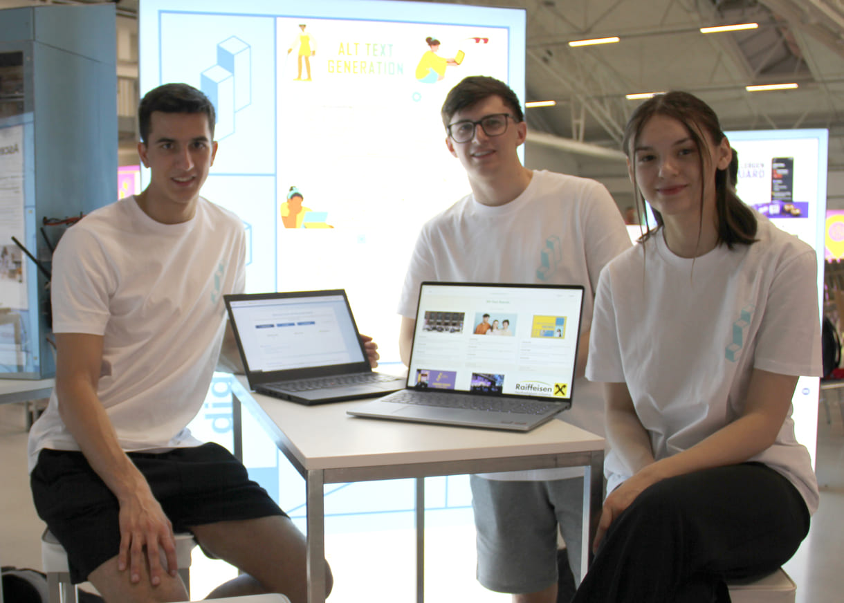 Leopold Klocker, Stefan Ebner und Ana-Maria Frank programmierten den Alt Text Generator, der Bildtexte überprüft, ob sie aussagekräftig sind und damit auch blinden Menschen etwas über das jeweilige Bild vorlesen - und zeigen das auf Bildschirmen her