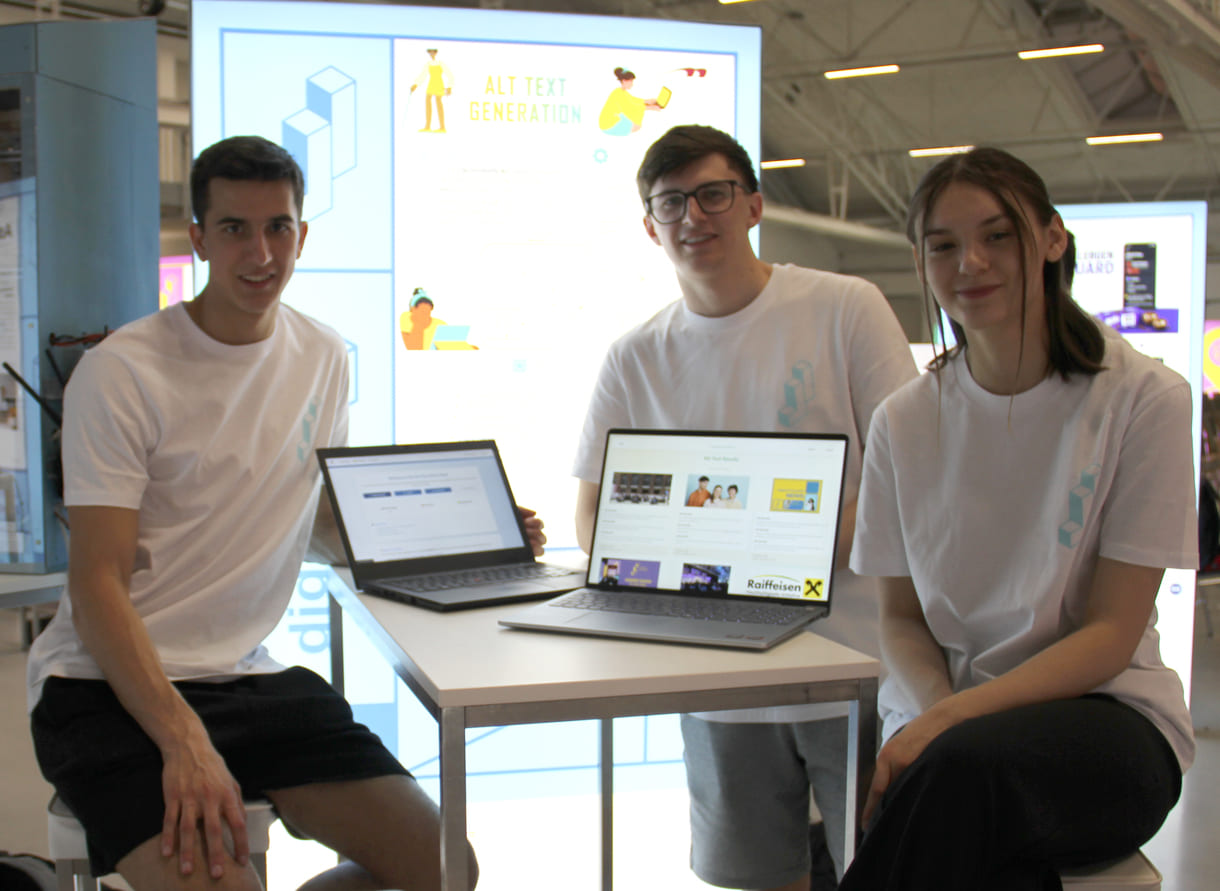 Leopold Klocker, Stefan Ebner und Ana-Maria Frank programmierten den Alt Text Generator, der Bildtexte überprüft, ob sie aussagekräftig sind und damit auch blinden Menschen etwas über das jeweilige Bild vorlesen - und zeigen das auf Bildschirmen her
