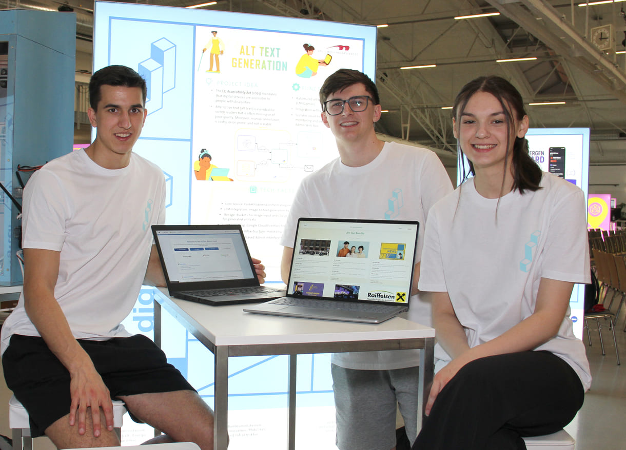 Leopold Klocker, Stefan Ebner und Ana-Maria Frank programmierten den Alt Text Generator, der Bildtexte überprüft, ob sie aussagekräftig sind und damit auch blinden Menschen etwas über das jeweilige Bild vorlesen - und zeigen das auf Bildschirmen her