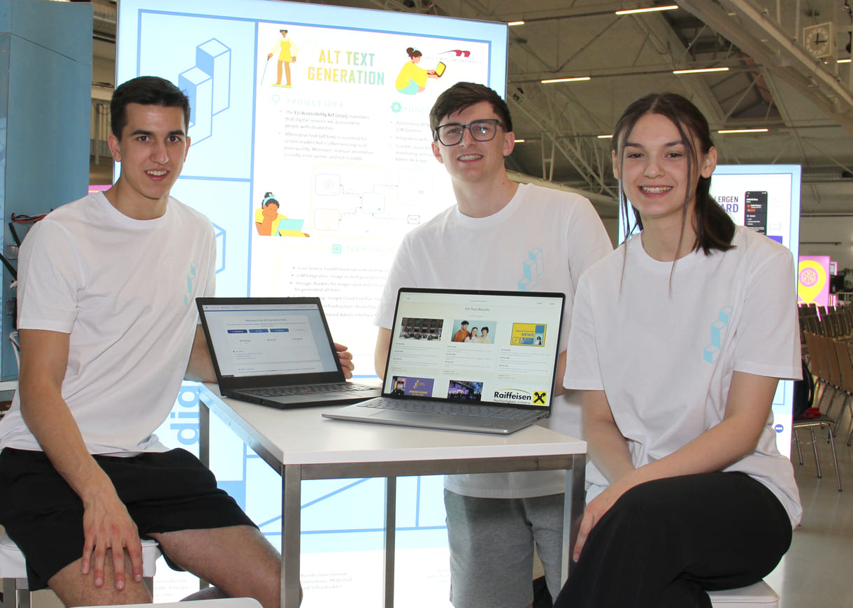 Leopold Klocker, Stefan Ebner und Ana-Maria Frank programmierten den Alt Text Generator, der Bildtexte überprüft, ob sie aussagekräftig sind und damit auch blinden Menschen etwas über das jeweilige Bild vorlesen - und zeigen das auf Bildschirmen her