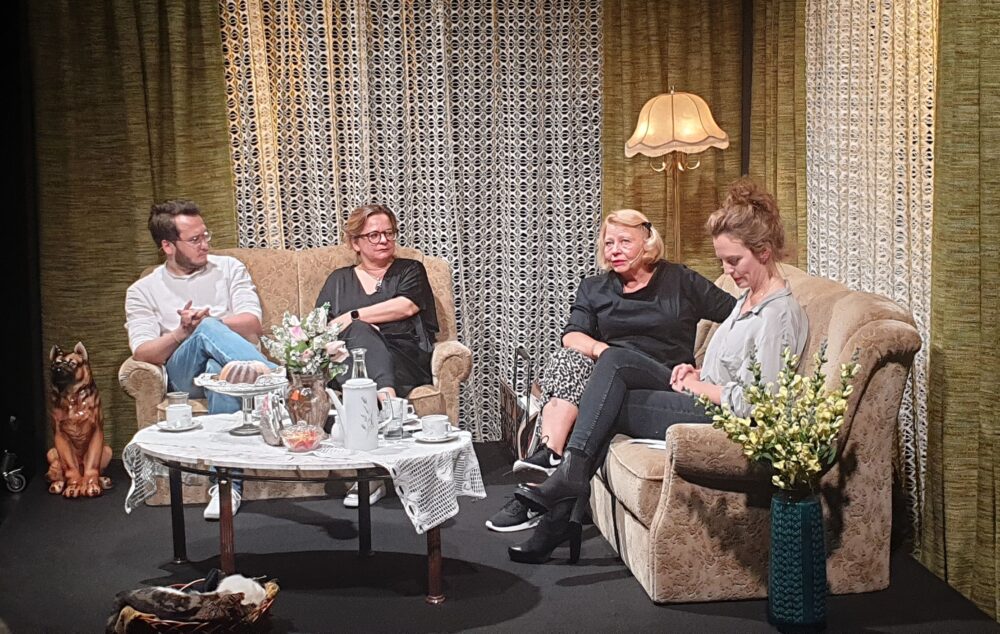 Diskussion über Sichtbarkeit älterer Frauen* im Theater: Daniel Grünauer, Steffi Krautz, Margarethe Tiesel, Hannnah Zufall