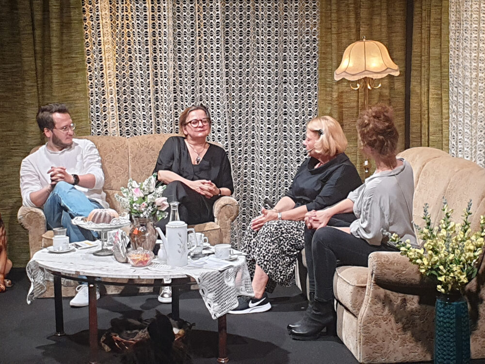 Diskussion über Sichtbarkeit älterer Frauen* im Theater: Daniel Grünauer, Steffi Krautz, Margarethe Tiesel, Hannnah Zufall