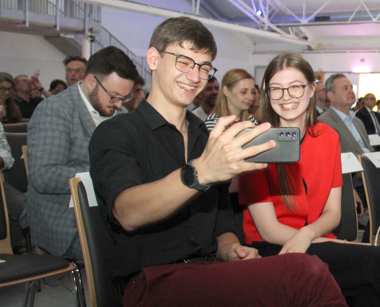 Lamia Musić und Alessandro Rodia, Preisträger:innen aus dem Vorjahr übergaben als Alumni die beliebten Reisepreise; sie selber haben solche auch gewonnen und berichten von ihren internationalen Erfolgen