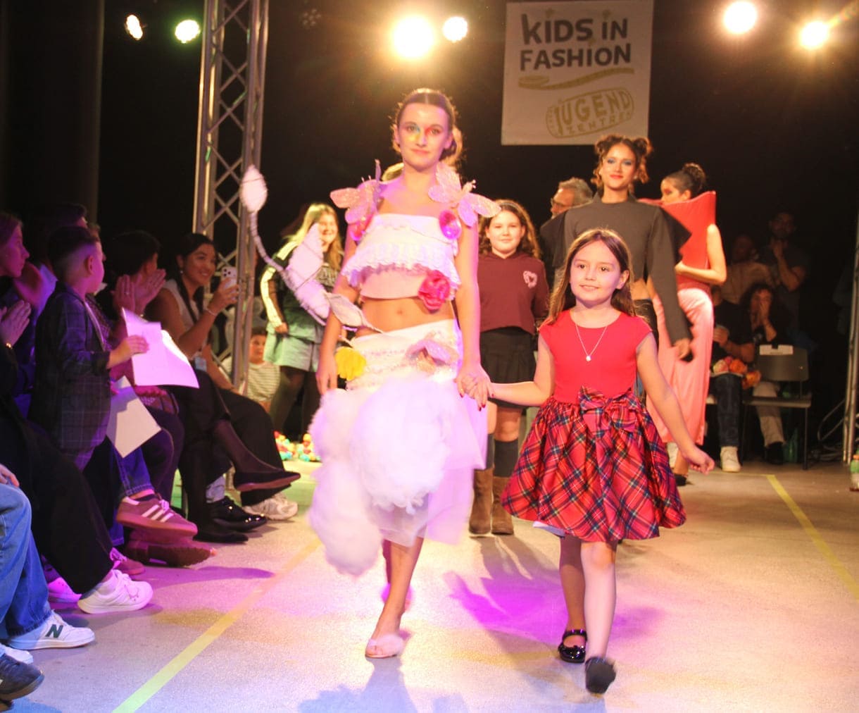 Desgner:innen, die bei der Show anwesend waren mit "ihren" Models auf dem Laufsteg