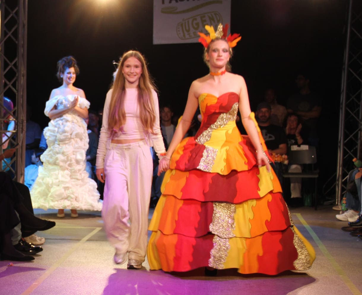 Desgner:innen, die bei der Show anwesend waren mit "ihren" Models auf dem Laufsteg