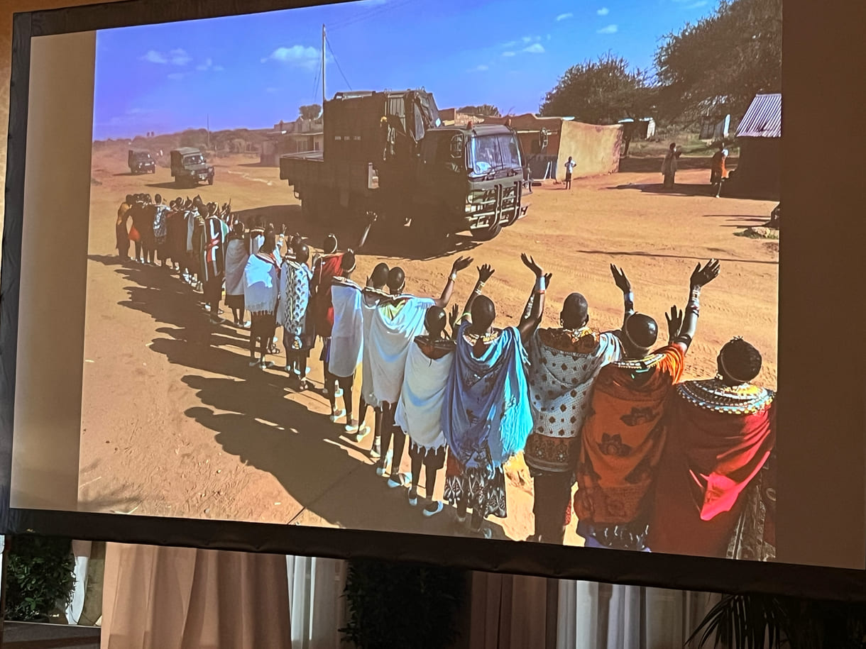 Projektion eines der Fotos von Ami Vitale aus ihrer Gewinnerinnen-Seri 