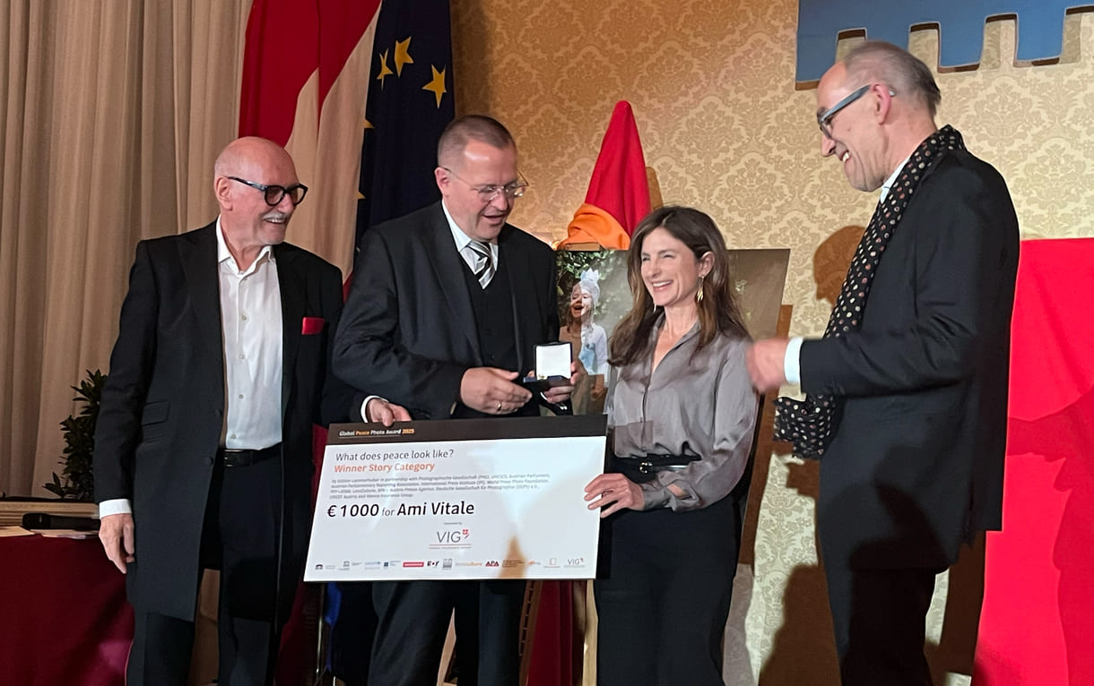 Preisübergabe an Ami Vitale