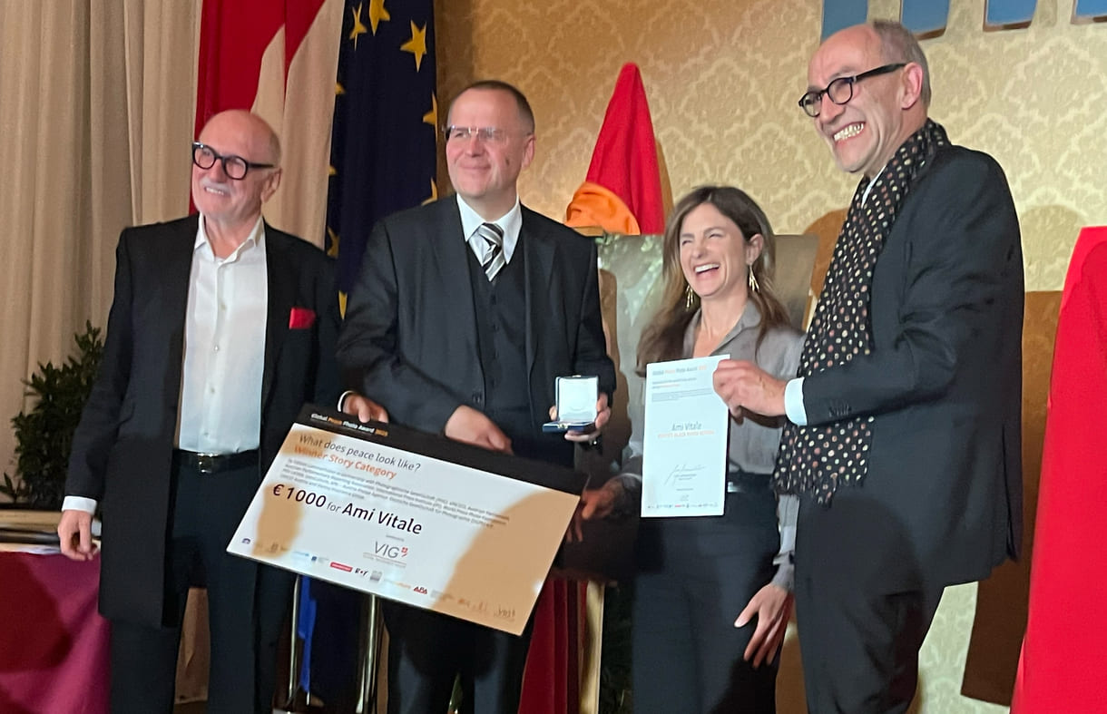 Preisübergabe an Ami Vitale
