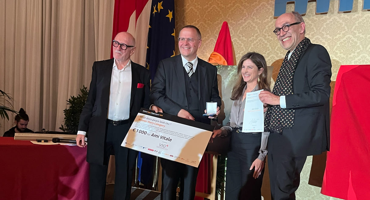Preisübergabe an Ami Vitale