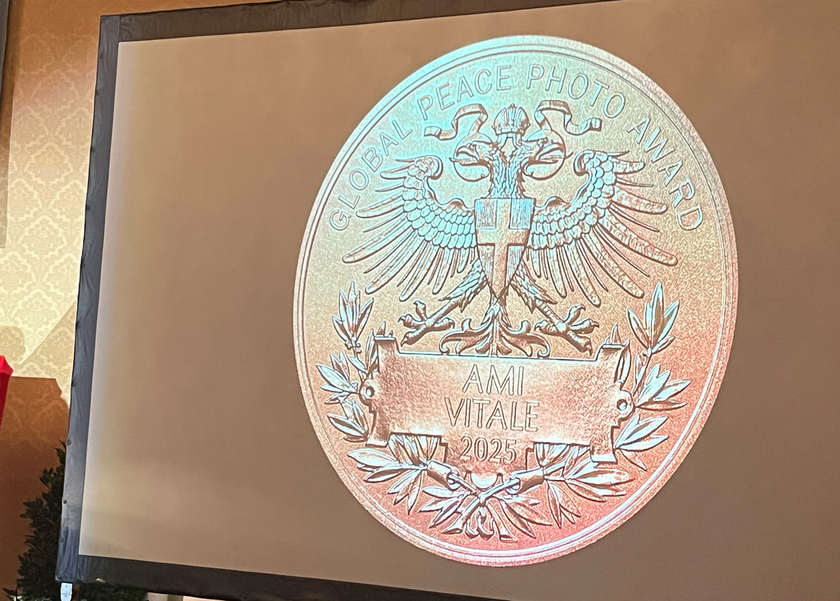 Preisübergabe an Ami Vitale