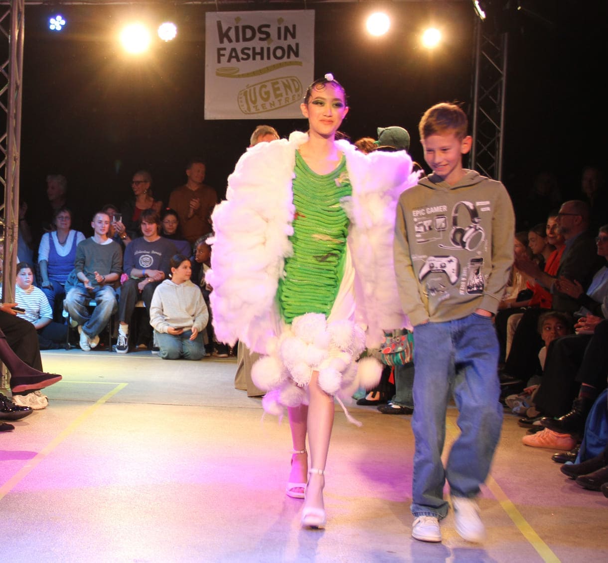 Desgner:innen, die bei der Show anwesend waren mit "ihren" Models auf dem Laufsteg