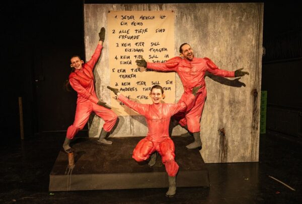 Szenenfoto aus "Animal Farm" in der Theaterwerkstatt des NÖ Landestheaters in St. Pölten