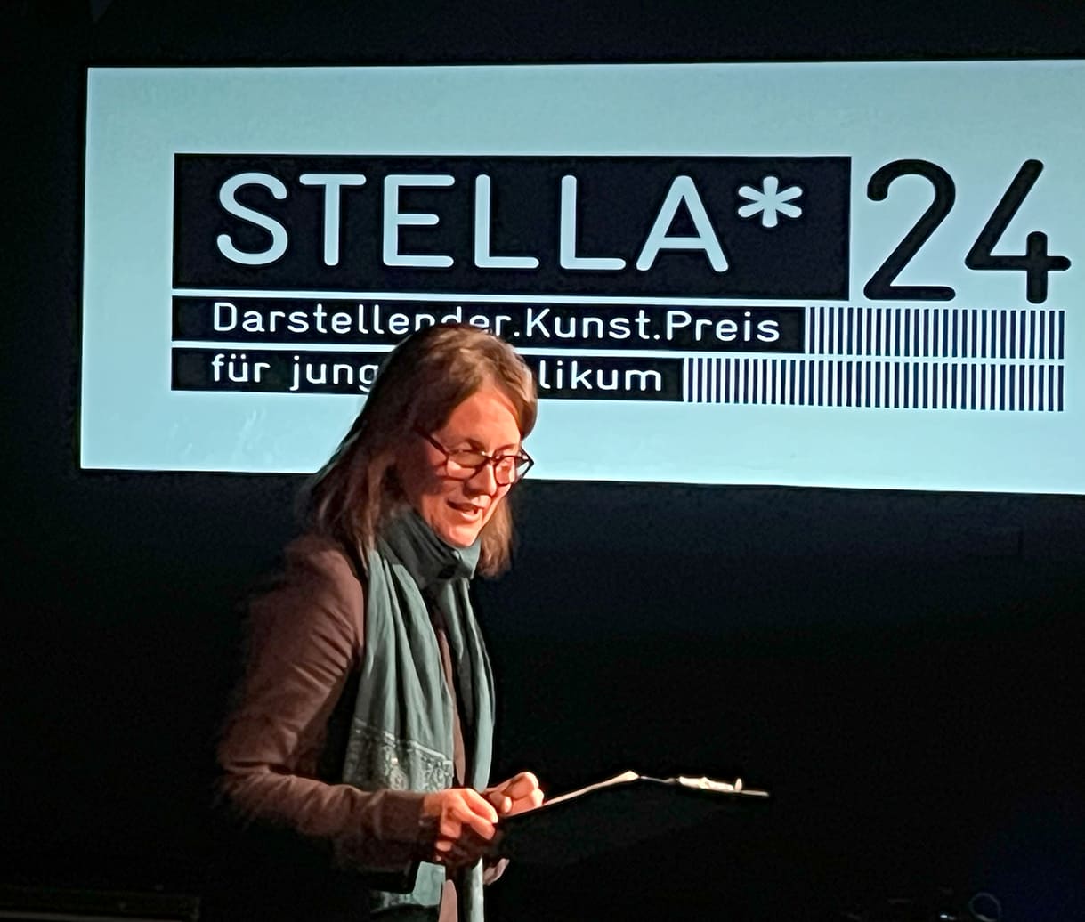 Anja Sczilinski, Vorstands-Vorsitzende der Assitej-Austria eröffnet das 18. Stella-Festival in Kärnten, in der Neuen Bühne Villach