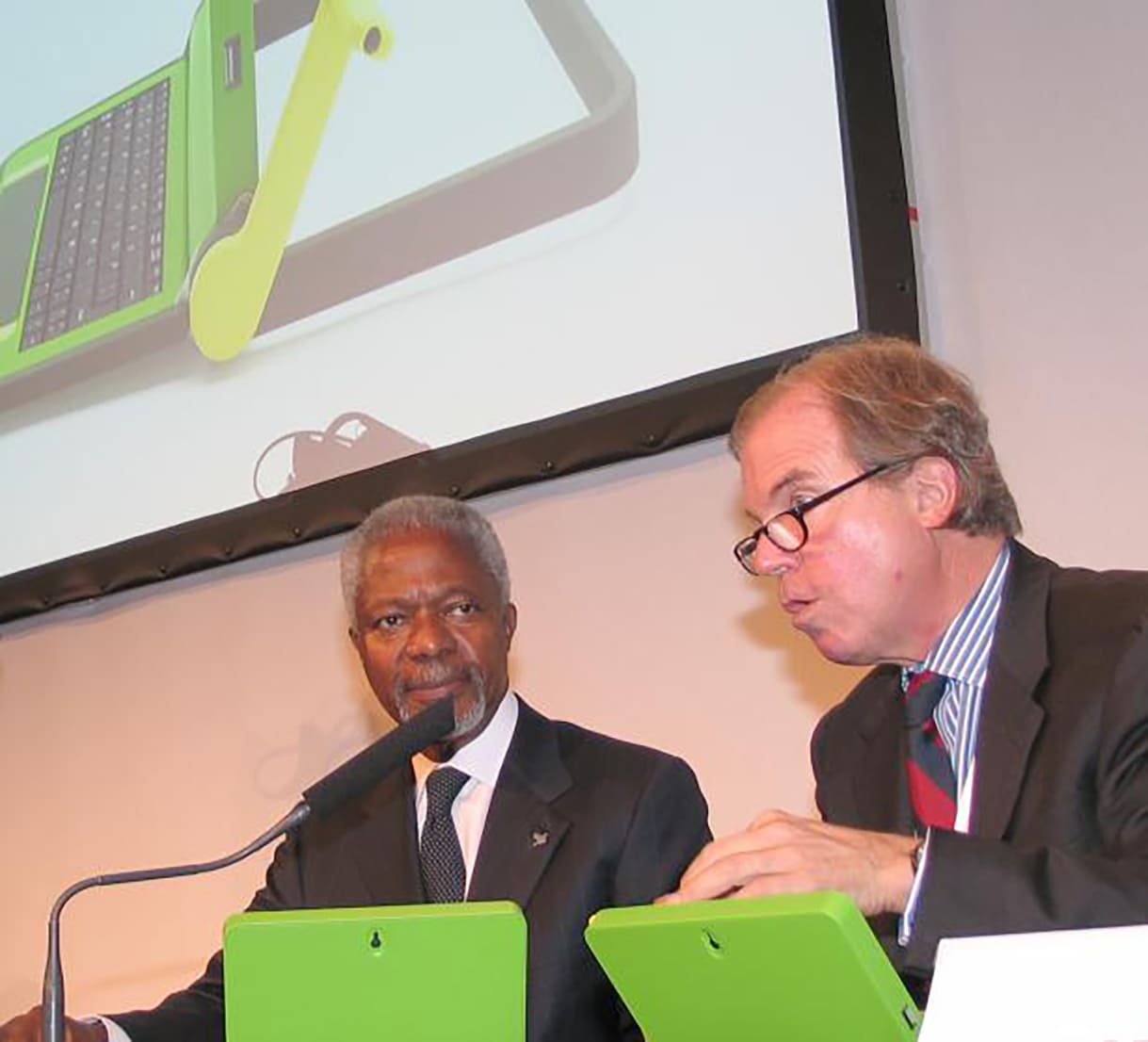 Kofi Annan und Nicholas Negroponte bei der erstmaligen Präsentation des 