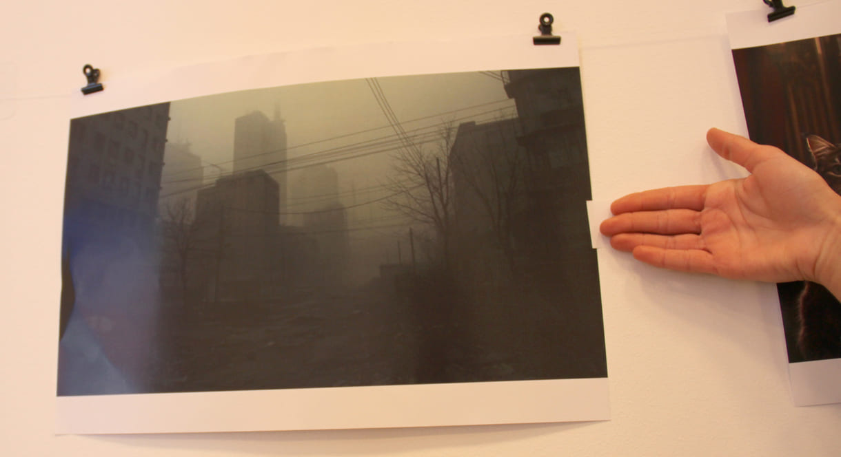 Eine anonym bleiben wollende Jugendliche zeigt das Ki-generierte Foto, das sie mit den Angaben Zukunft Mödling erhalten hatte