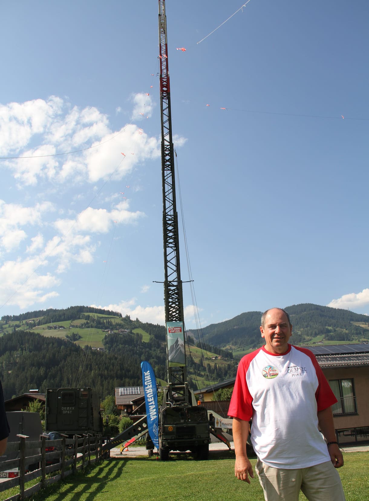 Michael „Mike“ Zwingl vor dem 46 Meter hohen Antennenmast