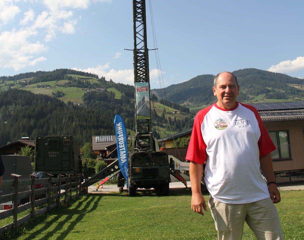 Michael „Mike“ Zwingl vor dem 46 Meter hohen Antennenmast