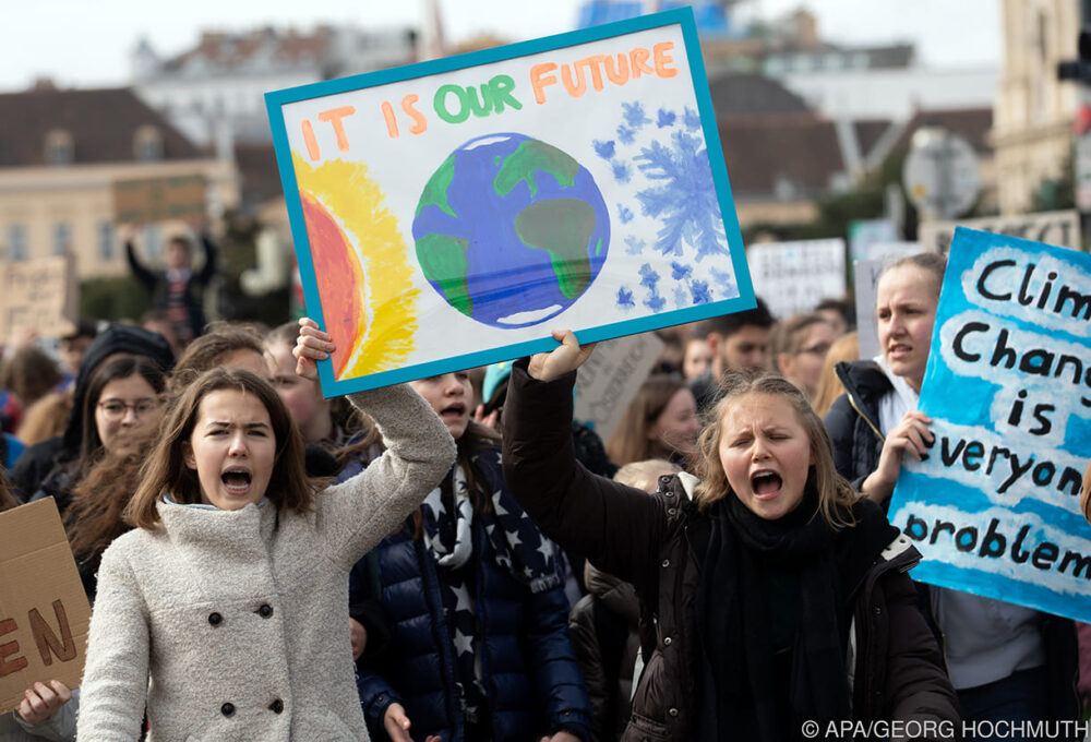 Eine "FridaysForFuture"-Demonstration (März 2019) - insbesondere Juendliche engagieren sich fürs Weltklima; die entsprechende krise bereitet ihnen große Sorgen