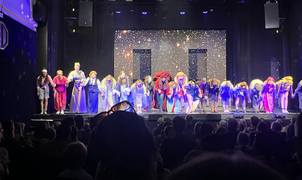 Verbeugung der Darsteller:innen des teatro-Musicals 