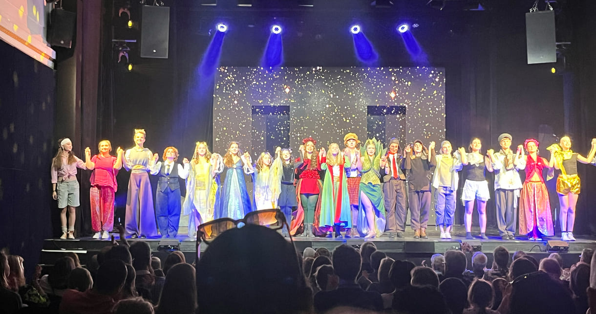 Verbeugung der Darsteller:innen des teatro-Musicals 