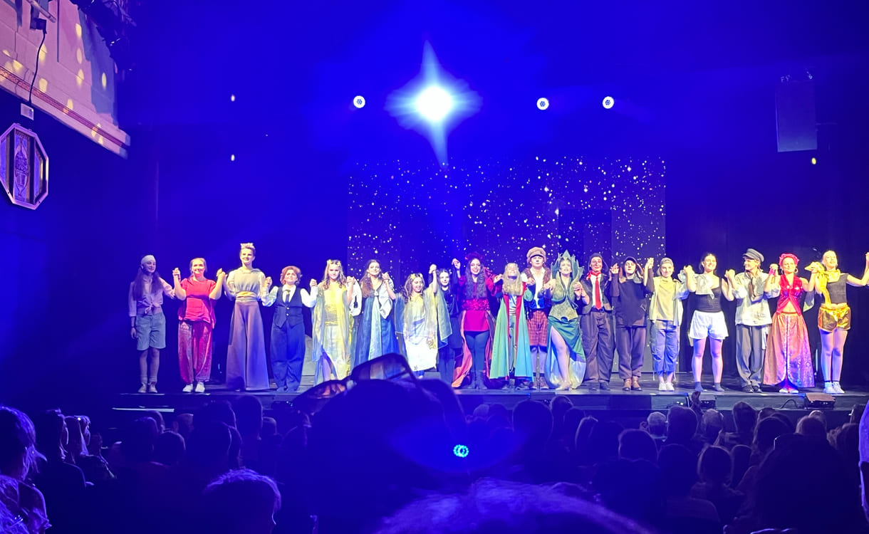 Verbeugung der Darsteller:innen des teatro-Musicals 