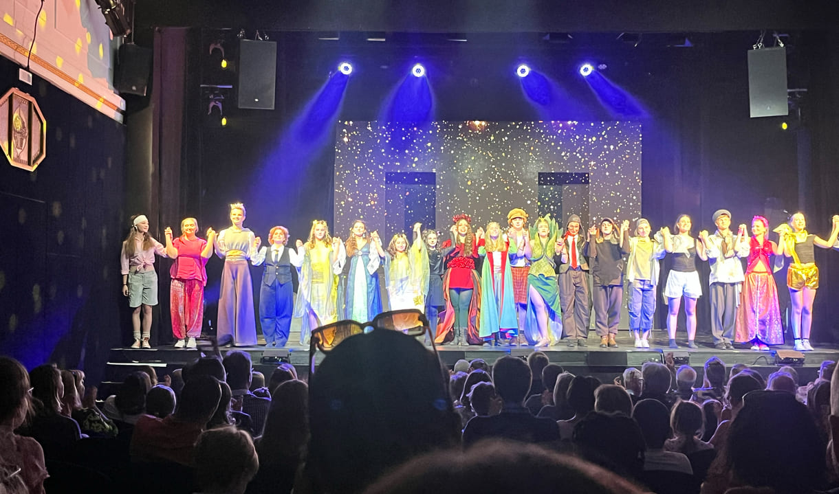 Verbeugung der Darsteller:innen des teatro-Musicals 