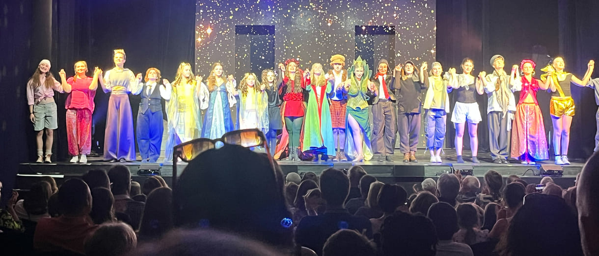 Verbeugung der Darsteller:innen des teatro-Musicals 