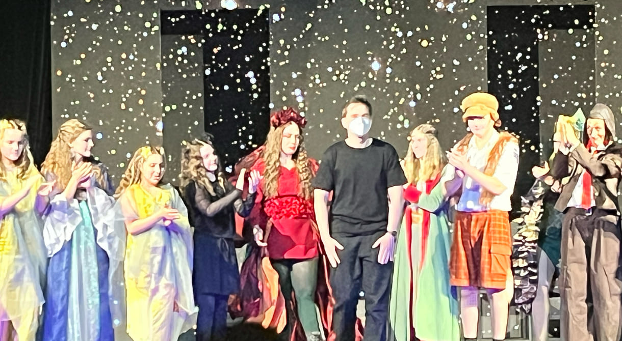 Verbeugung der Darsteller:innen des teatro-Musicals 