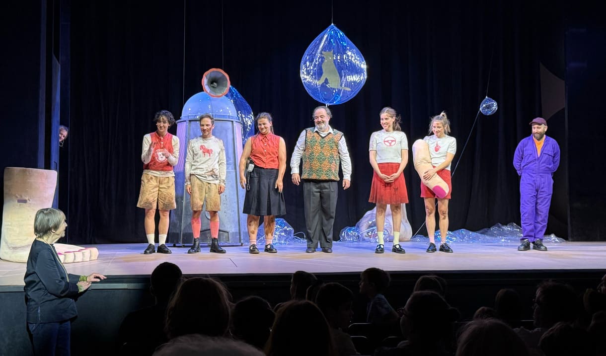 Applaus für das Team - und die Autorin Renate Welsh, links vor der Bühne
