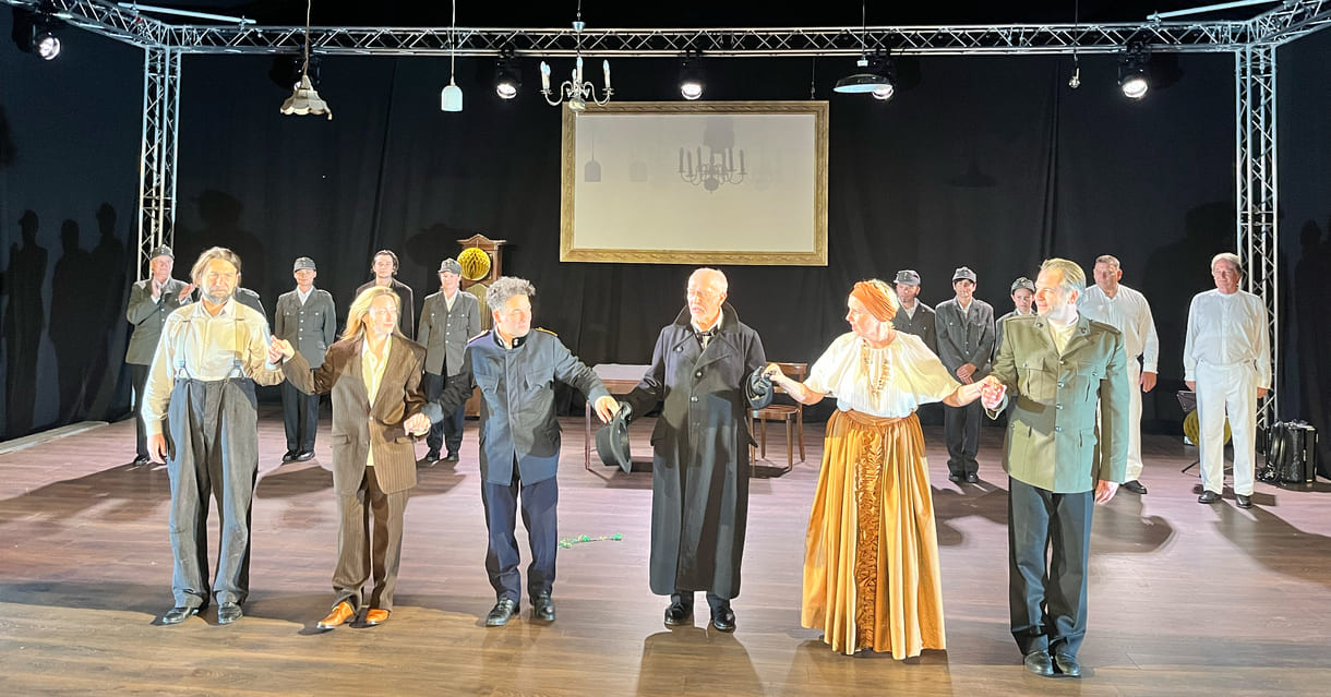 Schauspieler:innen und Mitwirkende holen sich den umjubelten Beifall in mehreren Durchgängen ab...