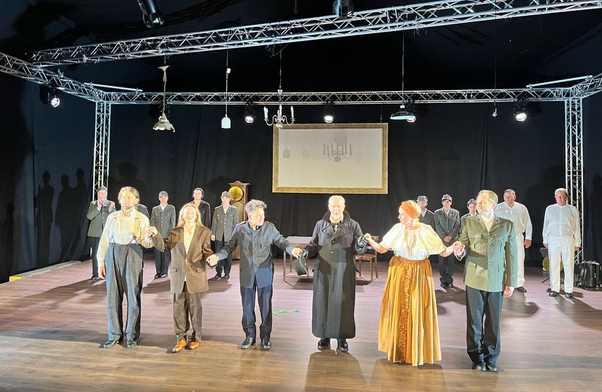 Schauspieler:innen und Mitwirkende holen sich den umjubelten Beifall in mehreren Durchgängen ab...