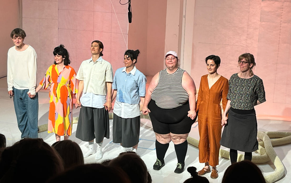 Applaus bei der Premiere für das Team auf und hinter der Bühne: Jan Hadler (Mitarbeit Bühne), Anna Schmid (Musik-Coaching und Arrangements), Sarah Zsivkovits und Julia Vandehof (Stückentwicklung und Performance), Julischka Stengele (Dramaturgische Begleitung), Flora Valentina Besenbäck und Birgit Kellner (Bühne, Ausstattung)