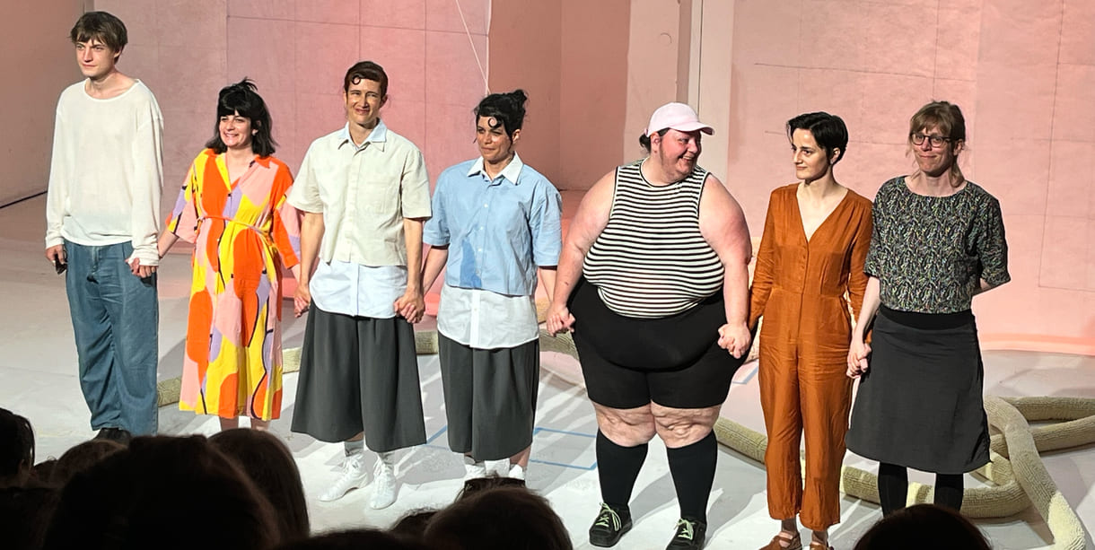 Applaus bei der Premiere für das Team auf und hinter der Bühne: Jan Hadler (Mitarbeit Bühne), Anna Schmid (Musik-Coaching und Arrangements), Sarah Zsivkovits und Julia Vandehof (Stückentwicklung und Performance), Julischka Stengele (Dramaturgische Begleitung), Flora Valentina Besenbäck und Birgit Kellner (Bühne, Ausstattung)