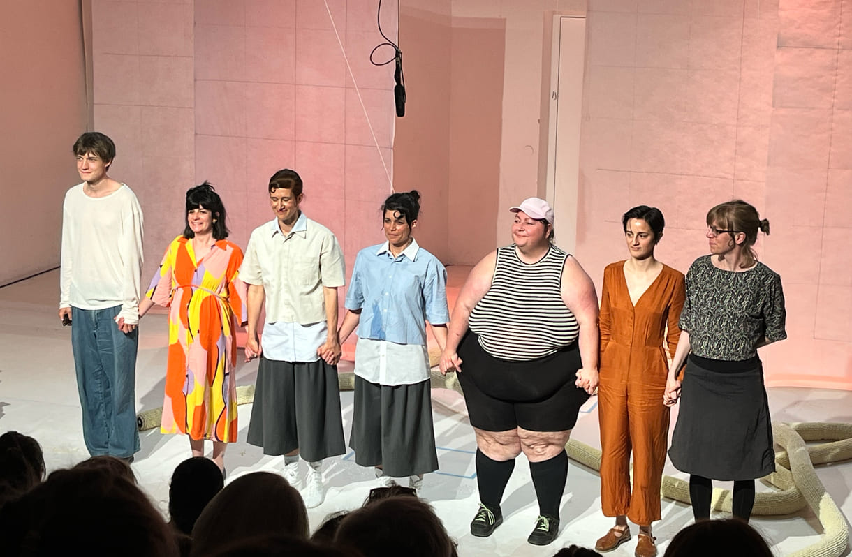 Applaus bei der Premiere für das Team auf und hinter der Bühne: Jan Hadler (Mitarbeit Bühne), Anna Schmid (Musik-Coaching und Arrangements), Sarah Zsivkovits und Julia Vandehof (Stückentwicklung und Performance), Julischka Stengele (Dramaturgische Begleitung), Flora Valentina Besenbäck und Birgit Kellner (Bühne, Ausstattung)