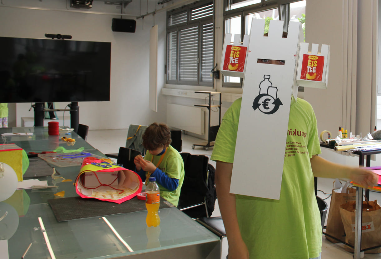 Arbeit an Roboter und anderem für ein Musik-Video in 