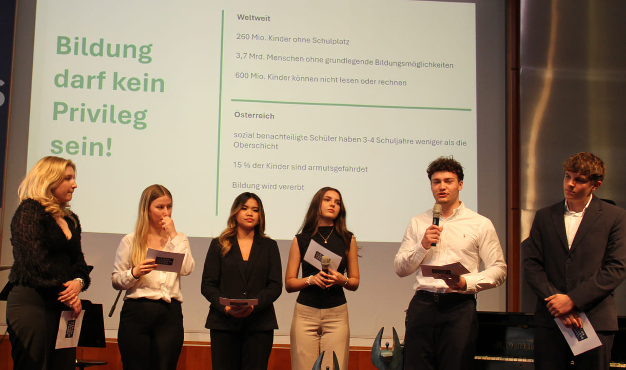 Jugendliche präsentieren das Projekt 