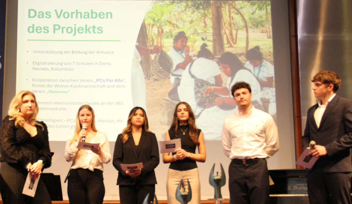 Jugendliche präsentieren das Projekt 