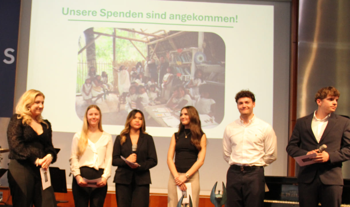 Jugendliche präsentieren das Projekt 
