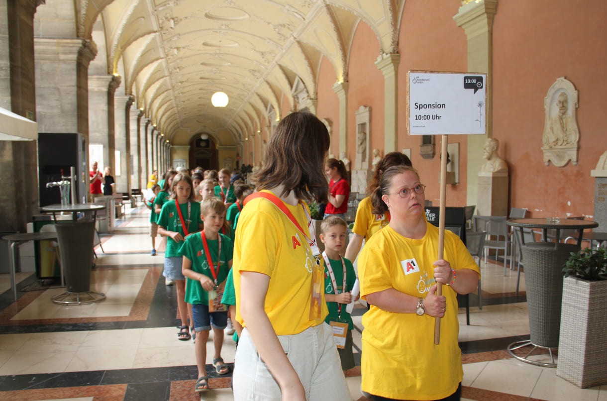 Anstellen für die erste von vier Sponsionen der Kinderuni Wien 2024