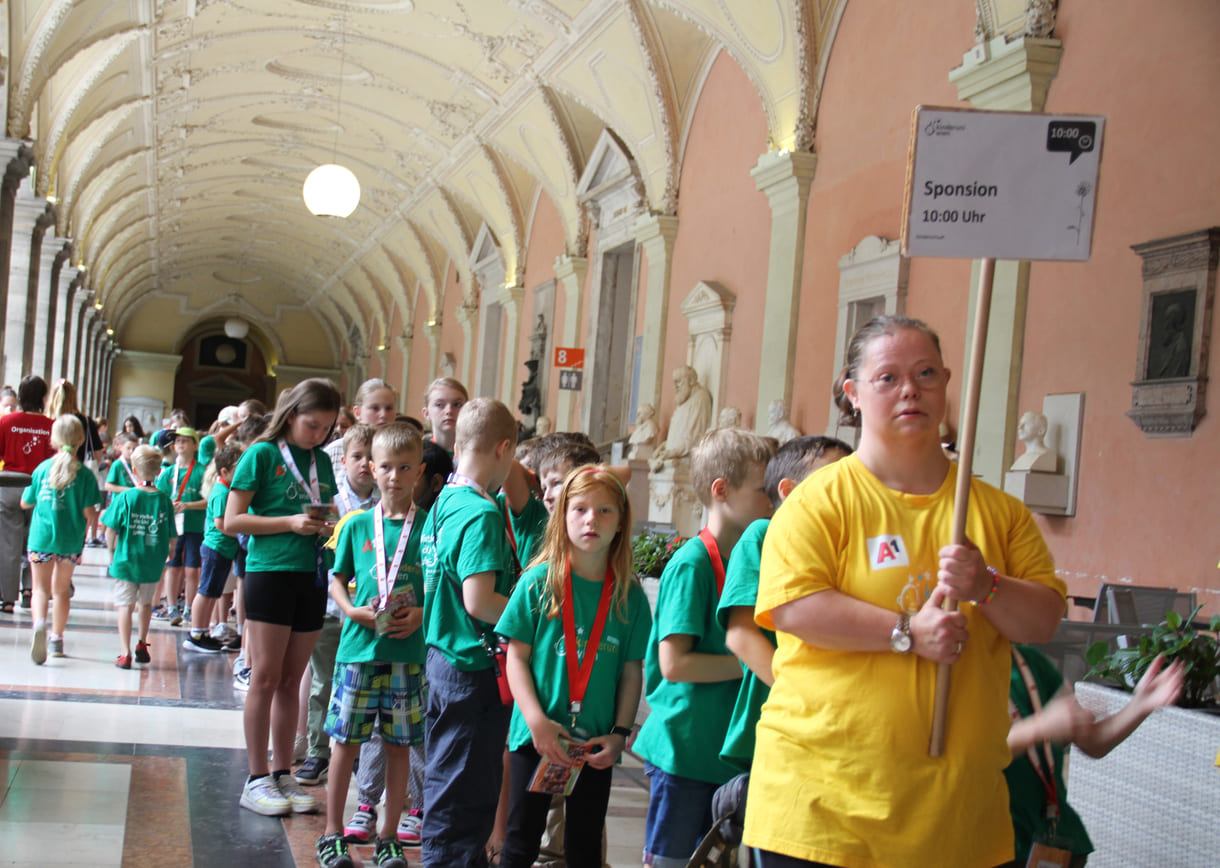 Anstellen für die erste von vier Sponsionen der Kinderuni Wien 2024