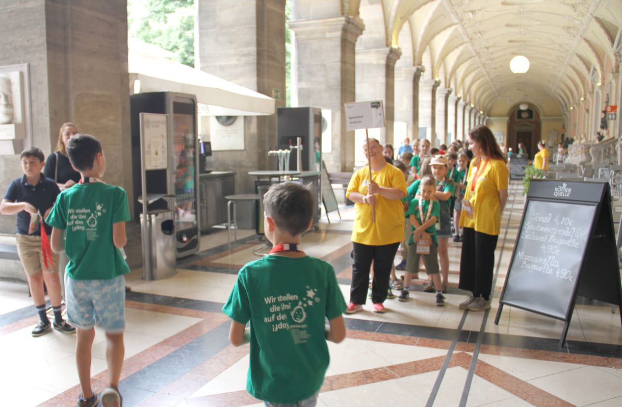 Anstellen für die erste von vier Sponsionen der Kinderuni Wien 2024