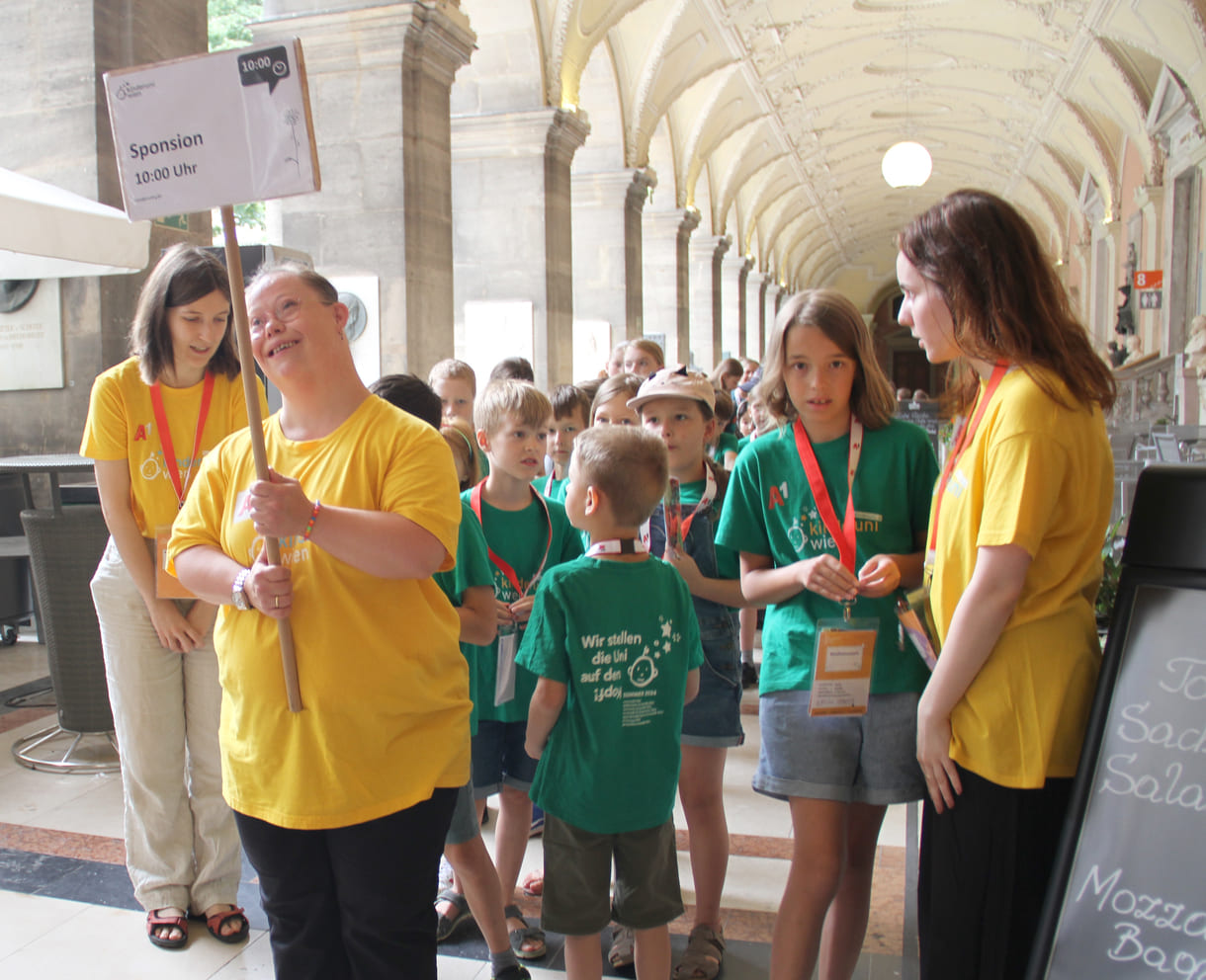 Anstellen für die erste von vier Sponsionen der Kinderuni Wien 2024