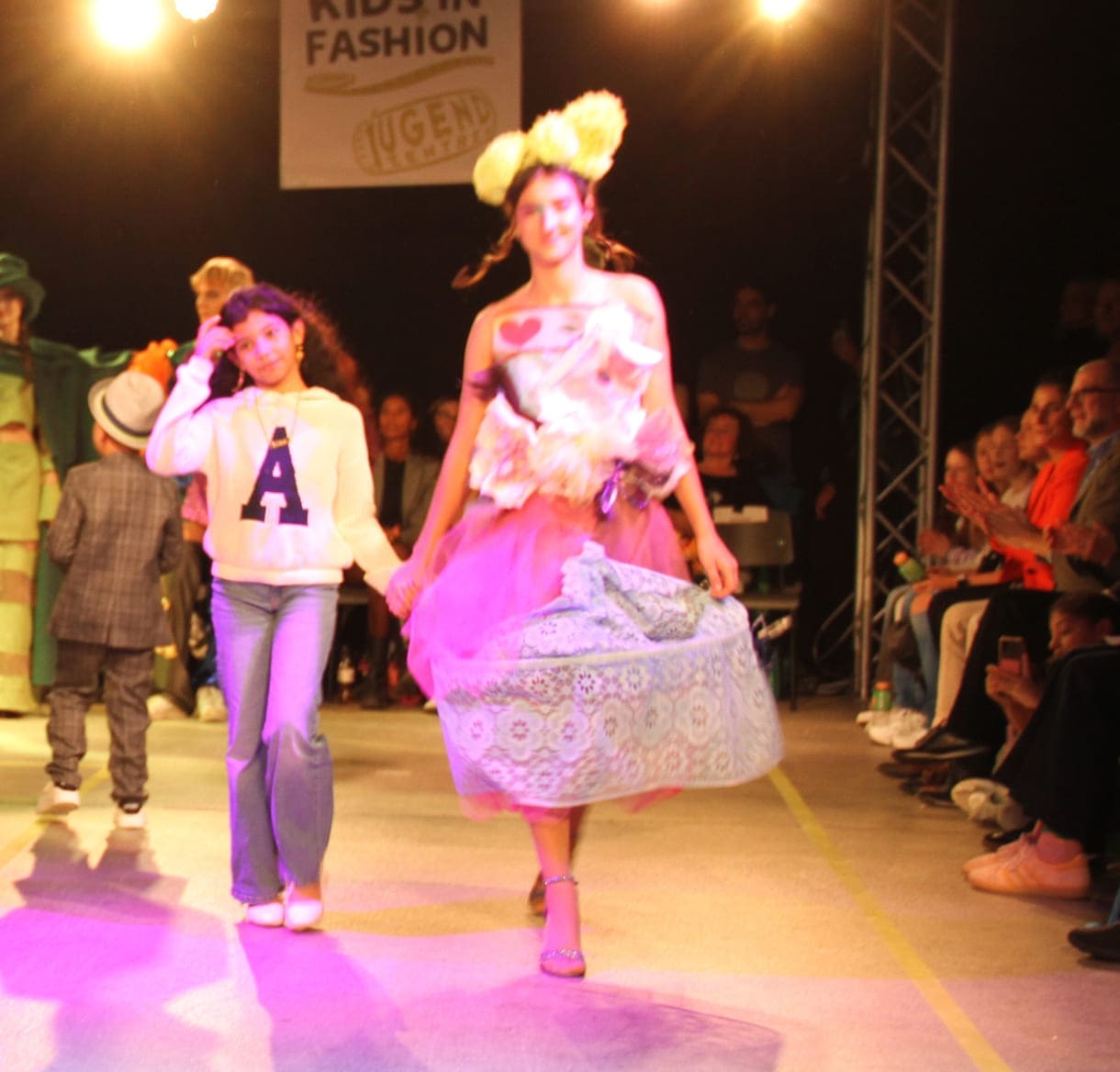 Desgner:innen, die bei der Show anwesend waren mit "ihren" Models auf dem Laufsteg