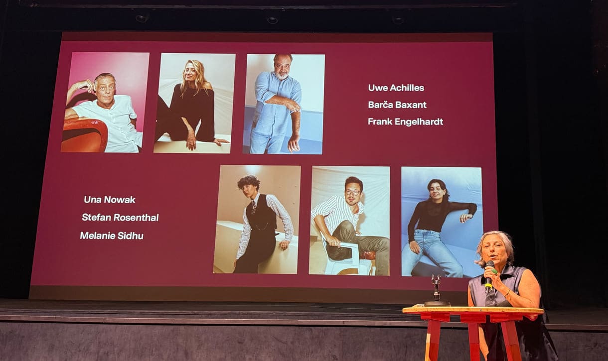 Aslı Kışlal und eingeblendete Fotos des Schauspiel-Ensembles (Marella Ruiz Cruz)