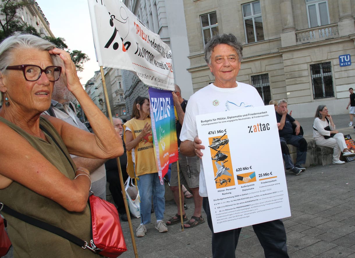 Blick auf die Gedenk-Kundgebung am Karlsplatz (Wien, 2026)