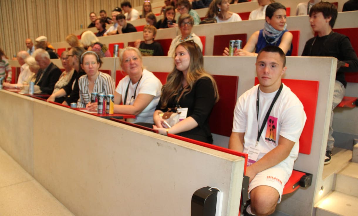 Chaim Heigl, Schüler der ILB-Gruppe, die den Film "Sie" gedreht hat im Auditorium (rechts)