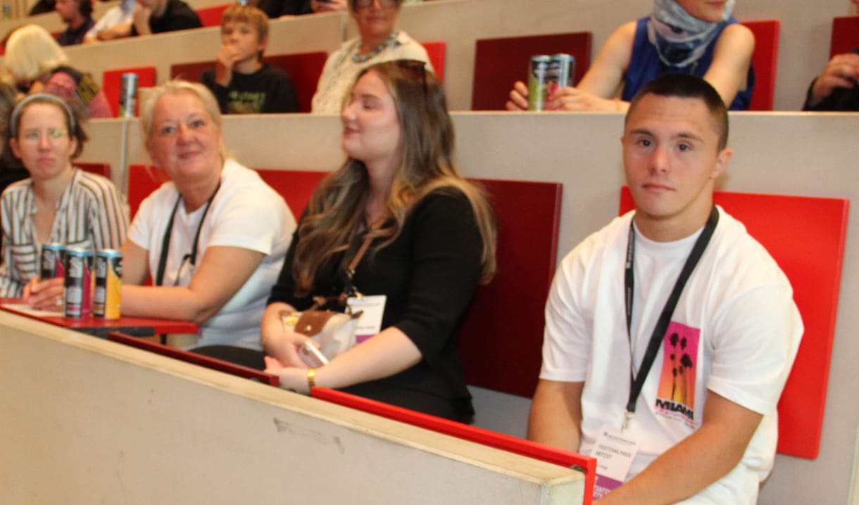 Chaim Heigl, Schüler der ILB-Gruppe, die den Film "Sie" gedreht hat im Auditorium (rechts)