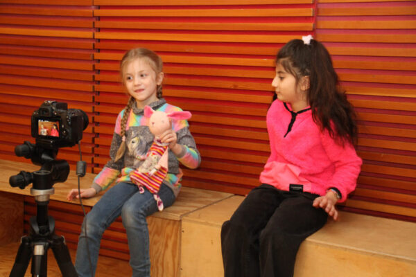 Am Ende des Workshops nehmen Kinder ihre eigenen Nachrichten - oft in Interviewform - auf